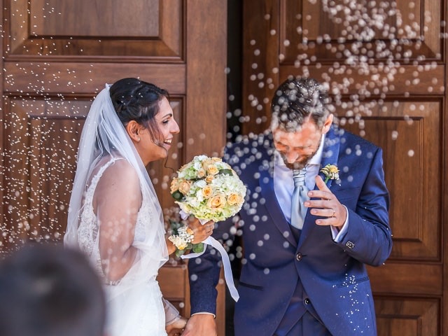 Sposi nel giorno del matrimonio, lancio del riso sul sagrato